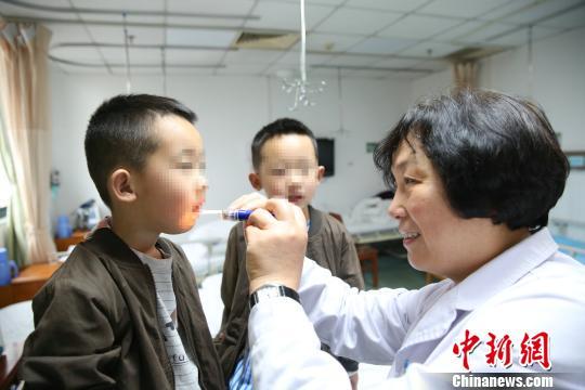 双胞胎每晚鼾声“二重奏” 专家呼吁重视儿童睡眠