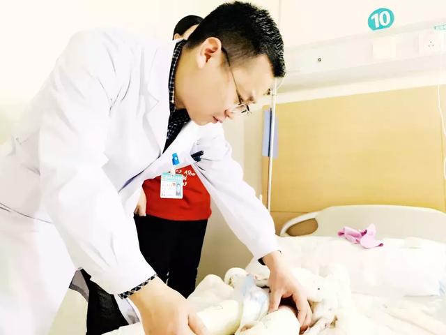 宝宝脚尖能触及肚脐？专家：这是下肢畸形！3种方法可及时识别！