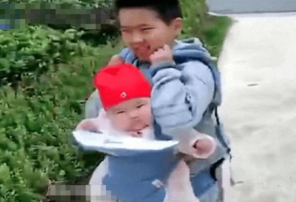 当初死活让妈妈生一个妹妹，现在每次出门都是这画风，看完不许笑