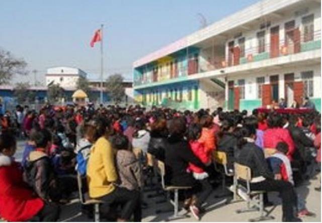 开家长会时，这4种衣服是禁忌，你穿了会让孩子很尴尬