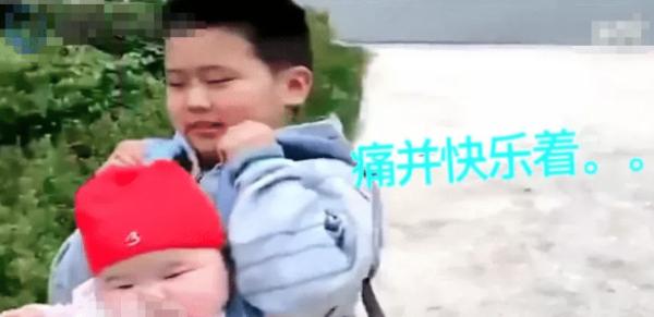 当初死活让妈妈生一个妹妹, 现在每次出门都是这画风, 看完不许笑