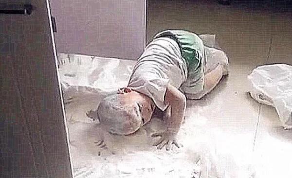 妈妈独自带娃，出去买醋回来，看到眼前的一幕，肺都快 气炸了