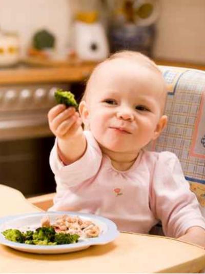 边吃边玩、爱挑食？是时候为宝宝立餐桌规矩了！