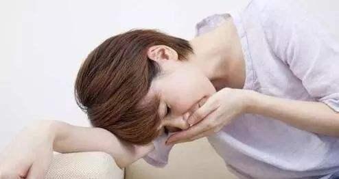 孕吐太厉害，90后孕妈只吃泡面充饥，孩子出生后全家乱套了