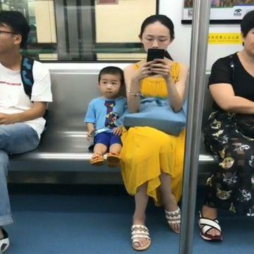 小男孩和妈妈一起坐地铁，乖巧的样子太可爱，网友：真是太懂事了