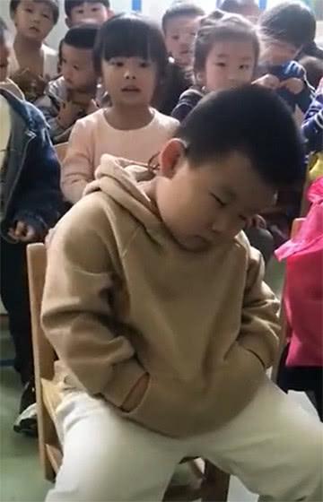 孩子第一天上幼儿园，老师发来这段视频，看完妈妈差点笑岔气