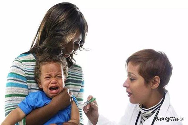宝宝害怕打针怎么办？看这个吃货宝宝的忍疼方法，让人哭笑不得