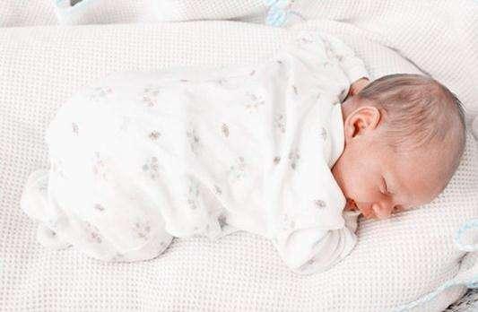 孩子将来性格如何，从睡姿就能看出来，如果是第2种，家长要反思