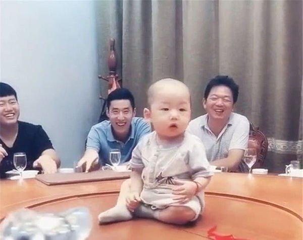 爸爸带宝宝出去喝酒，妈妈不放心视频通话，看到这画面妈妈笑喷了