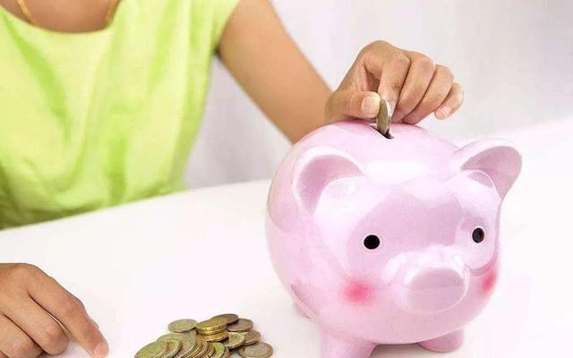 为鼓励孩子学习买了存钱罐，没想到打开之后，却发生好笑的一幕