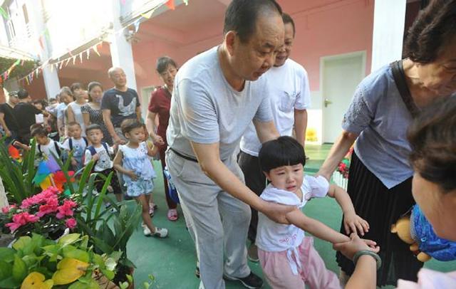 孩子上学前超听话，看见校门就大哭，是啥让孩子变成“精分”娃？