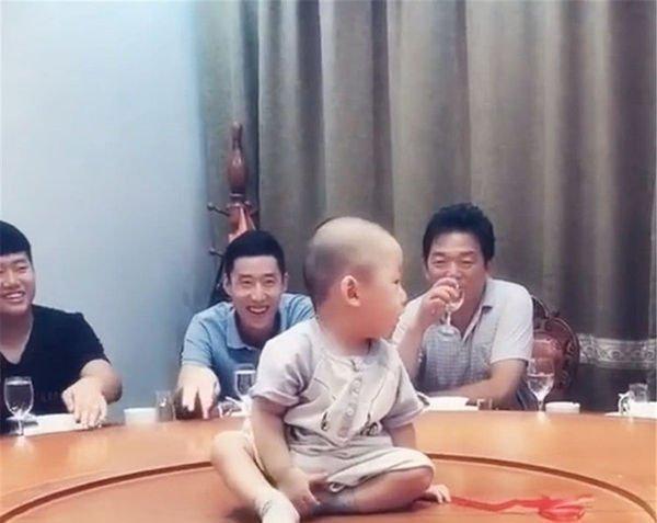 爸爸带宝宝出去喝酒，妈妈不放心视频通话，看到这画面妈妈笑喷了