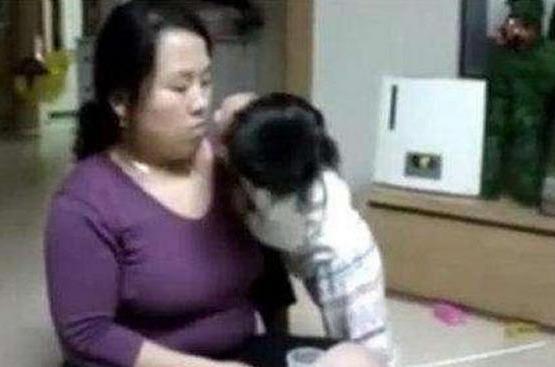 1岁宝宝犯错被妈妈罚站, 接下来的动作神了! 网友: 日后必成大器