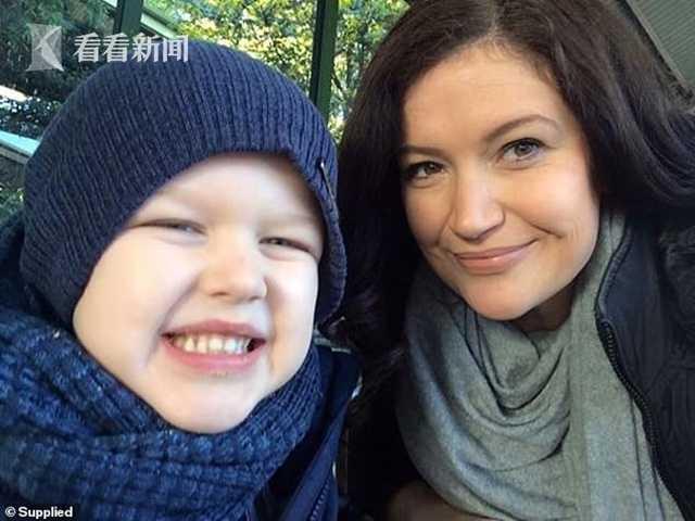 超人诞生！父亲拍下儿子出生一刻 男孩做出超人姿势