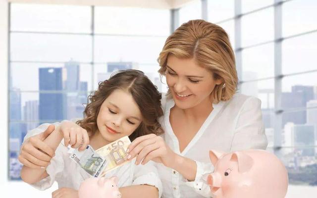 为鼓励孩子学习买了存钱罐，没想到打开之后，却发生好笑的一幕