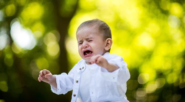 这位妈妈任由孩子打滚哭闹一小时也不搭理，孩子内心的绝望有谁懂