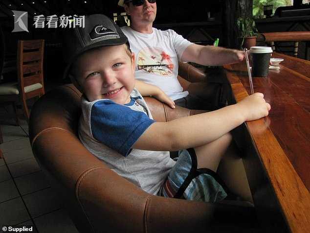 超人诞生！父亲拍下儿子出生一刻 男孩做出超人姿势