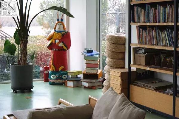 造纸、染布、制陶，这里的孩子真正“享受生活”丨走进幼儿园