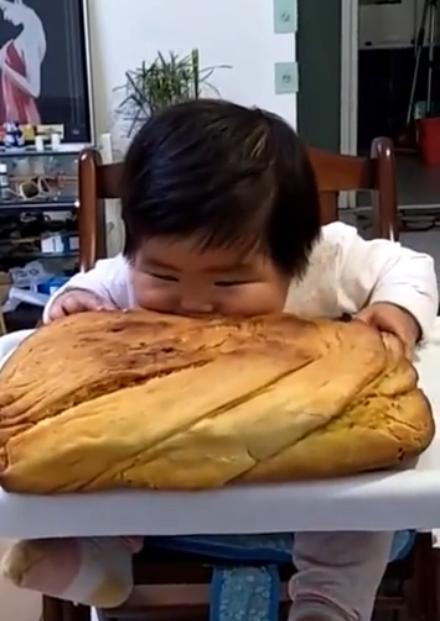 一进门看到这画面，让人哭笑不得，妈妈：我这是生了一个饭桶啊