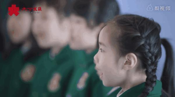 敬意由心而生！这群五岁的孩子，在香港唱响国歌
