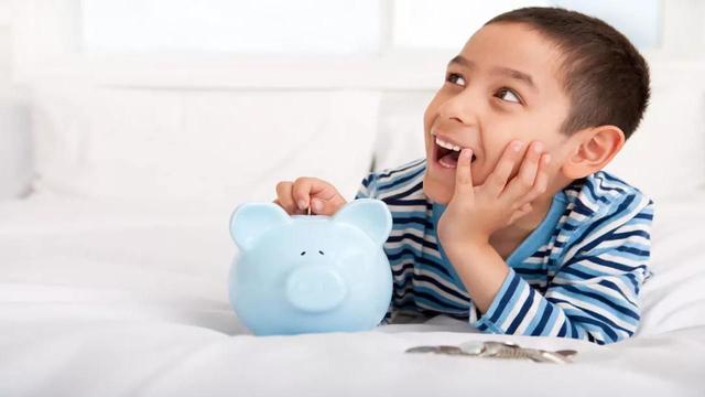 为鼓励孩子学习买了存钱罐，没想到打开之后，却发生好笑的一幕