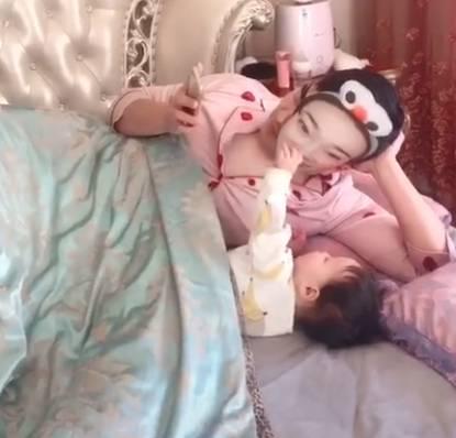 宝宝哭闹要找妈妈，宝爸想出一招，玩手机带娃两不误