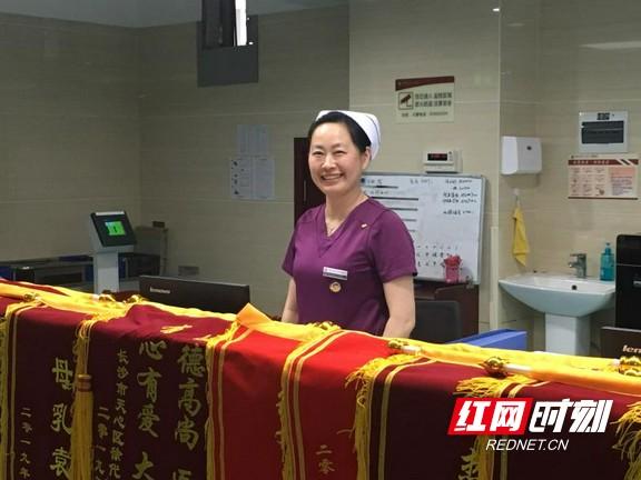 她，一天收21面锦旗