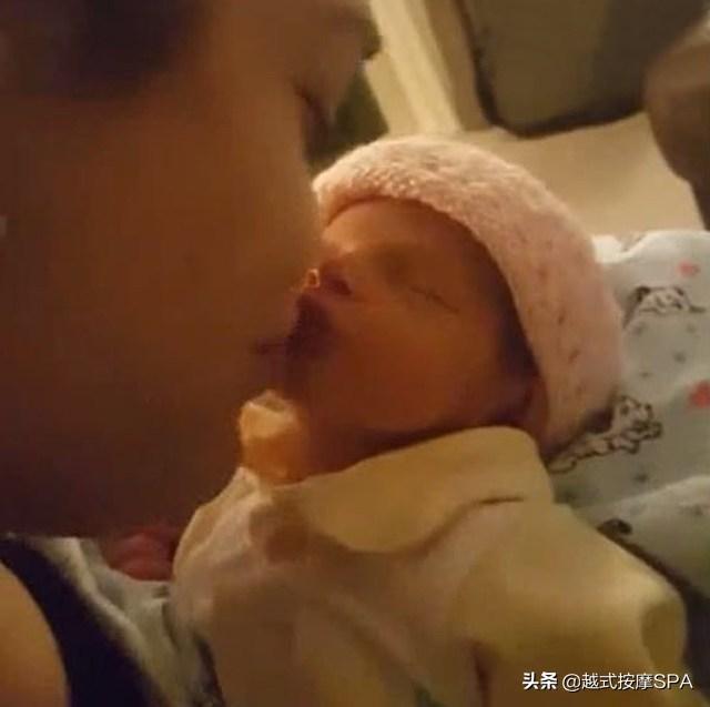 出生三天宝宝正在熟睡, 妈妈抱起来亲了一口, 宝宝的反应笑翻妈妈