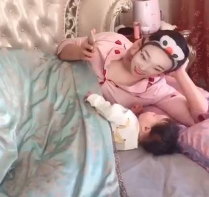 宝宝哭闹要找妈妈，宝爸想出一招，玩手机带娃两不误