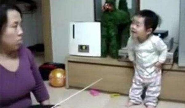 1岁宝宝犯错被妈妈罚站, 接下来的动作神了! 网友: 日后必成大器