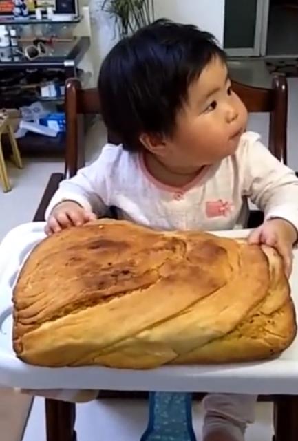 一进门看到这画面，让人哭笑不得，妈妈：我这是生了一个饭桶啊