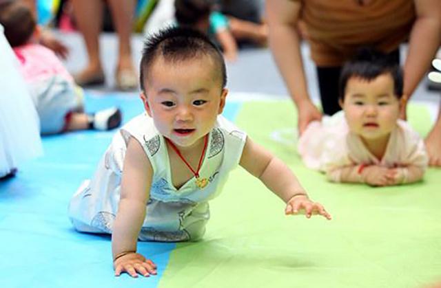 宝宝走路晚是发育迟缓？宝妈们别担心，出现这些情况才是发育迟缓