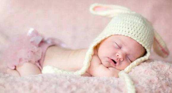 我们每个人都又一次改变五官的机会？宝宝睡对了，五官更端正