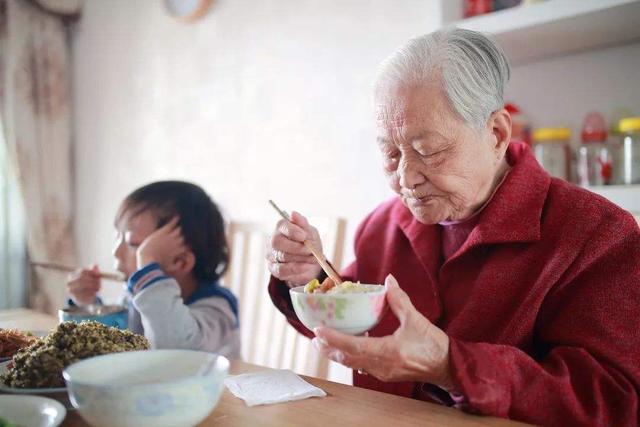 为什么现在姥姥带娃的家庭越来越多？这些原因，让奶奶心酸