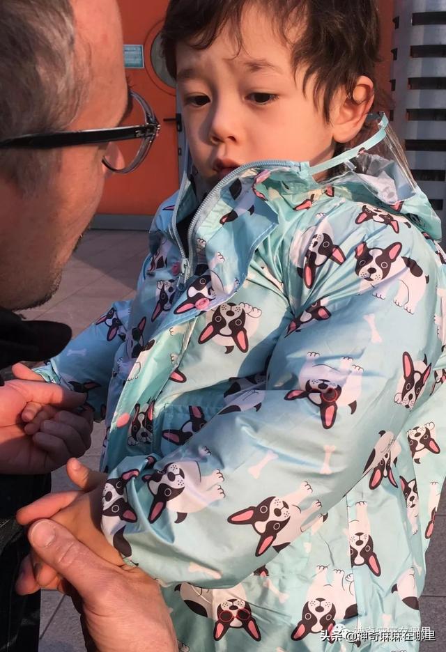 2岁儿子从托班回来不开心，知道原因后我低下了头……