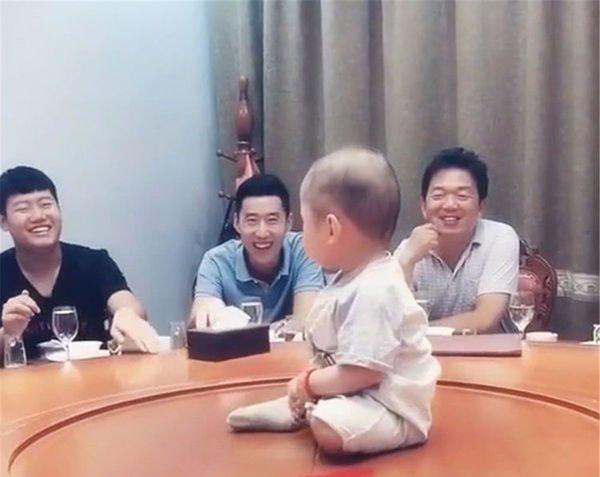 爸爸带宝宝出去喝酒，妈妈不放心视频通话，看到这画面妈妈笑喷了