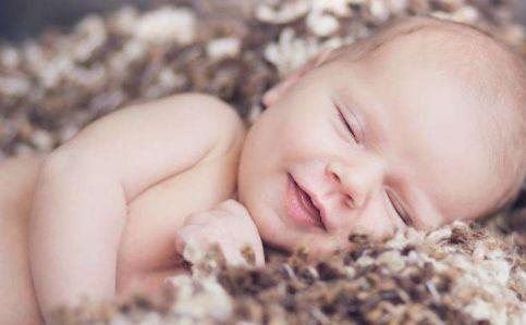 我们每个人都又一次改变五官的机会？宝宝睡对了，五官更端正