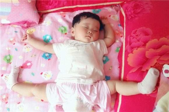 孩子将来性格如何，从睡姿就能看出来，如果是第2种，家长要反思