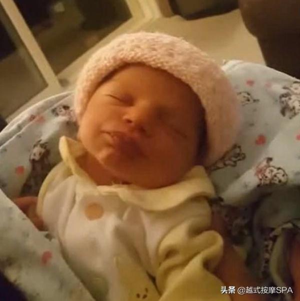 出生三天宝宝正在熟睡，妈妈抱起来亲了一口，宝宝的反应笑翻妈妈