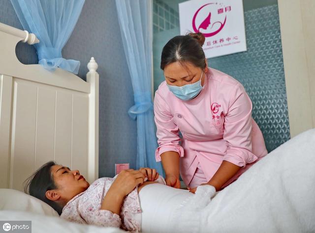 产妇用自己的命赌胎儿平安出生，丈夫躲在角落痛哭