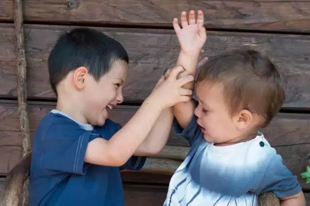 孩子为什么喜欢打人？2岁开始就需要重视，引导不好影响孩子一生