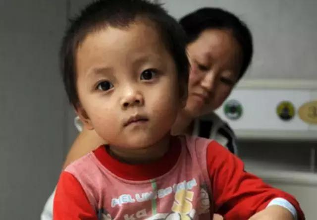 为什么很多孩子“窝里横、外面怂”！专家：和爸爸关系很大！