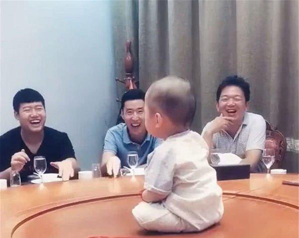 爸爸带宝宝出去喝酒，妈妈不放心视频通话，看到这画面妈妈笑喷了