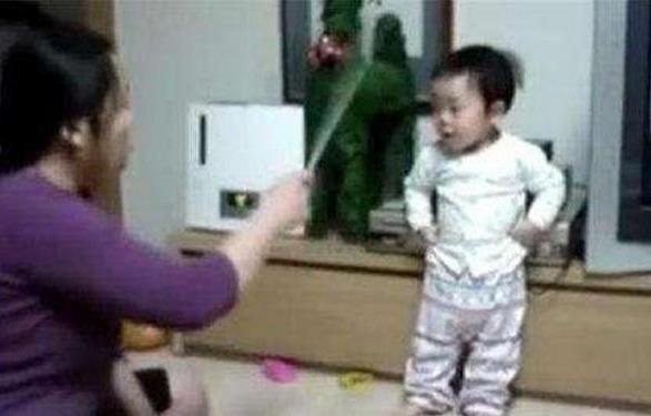 1岁宝宝犯错被妈妈罚站, 接下来的动作神了! 网友: 日后必成大器