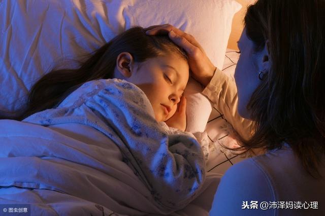 宝宝为啥怕妈妈走，到了晚上就像树袋熊一样挂身上，怎么办