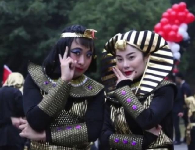 这位老爸去儿子学校反串“埃及艳后”| 什么样的爸爸让孩子更有幸福感？