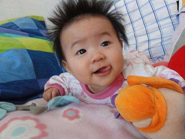 妈妈朝3个月宝宝做鬼脸，接下来小家伙的反应，让爸妈笑抽了