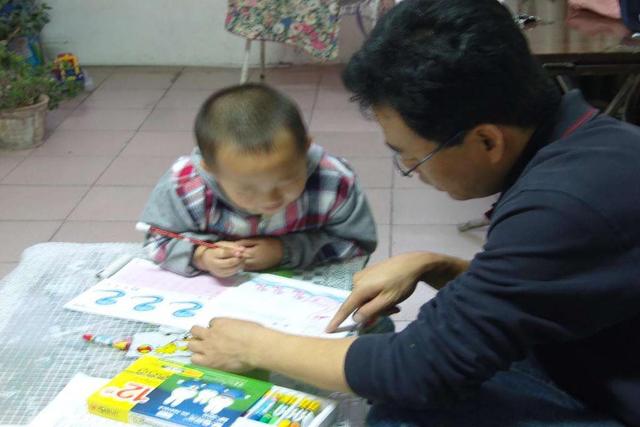 这次终于不是妈妈了，爸爸们上阵教作业，就差叫儿子“爸爸”了