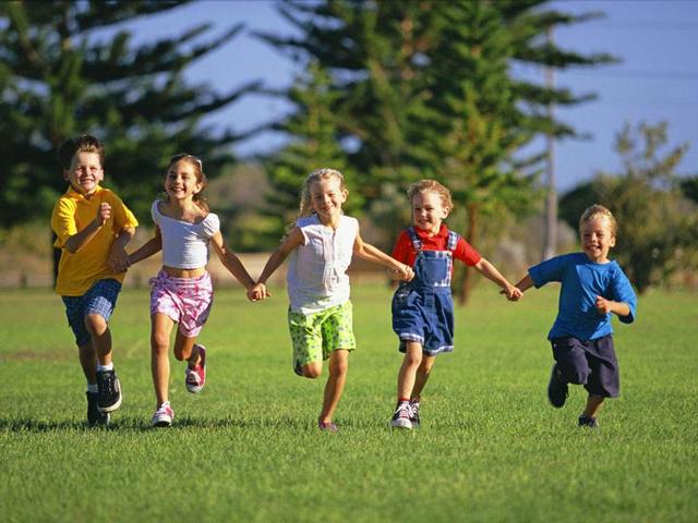 经常带孩子去户外玩耍，对孩子来说会有4点好处，家长要重视