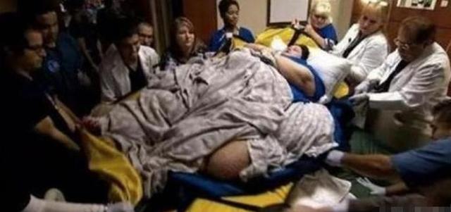 国外600斤女人生孩子，宝宝出生后，称体重的护士却慌了！